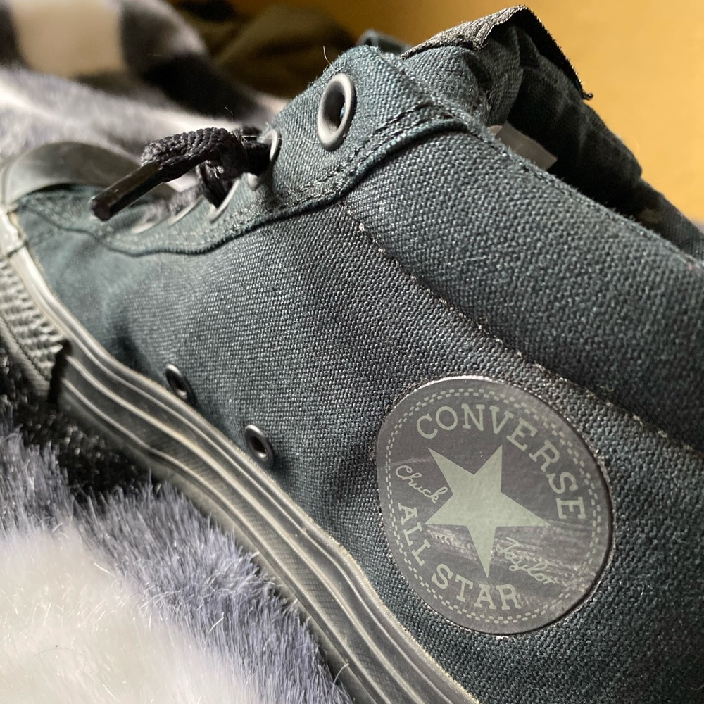 🖤 Black on Black - Mid Top Chucks 🖤